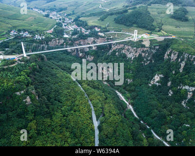 Vue aérienne d'une suspension à fond de verre pont enjambant la longueur de près de quatre terrains de football à travers un canyon en Benxi, ville du nord-est de la Chine. Banque D'Images