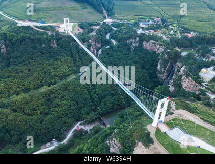 Vue aérienne d'une suspension à fond de verre pont enjambant la longueur de près de quatre terrains de football à travers un canyon en Benxi, ville du nord-est de la Chine. Banque D'Images