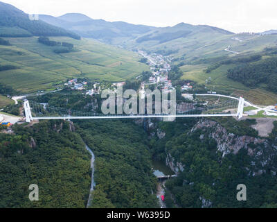 Vue aérienne d'une suspension à fond de verre pont enjambant la longueur de près de quatre terrains de football à travers un canyon en Benxi, ville du nord-est de la Chine. Banque D'Images