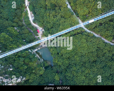 Vue aérienne d'une suspension à fond de verre pont enjambant la longueur de près de quatre terrains de football à travers un canyon en Benxi, ville du nord-est de la Chine. Banque D'Images