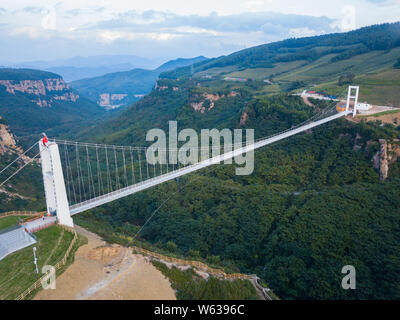 Vue aérienne d'une suspension à fond de verre pont enjambant la longueur de près de quatre terrains de football à travers un canyon en Benxi, ville du nord-est de la Chine. Banque D'Images