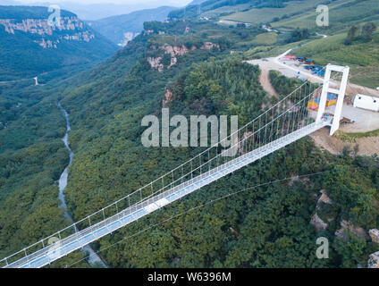 Vue aérienne d'une suspension à fond de verre pont enjambant la longueur de près de quatre terrains de football à travers un canyon en Benxi, ville du nord-est de la Chine. Banque D'Images