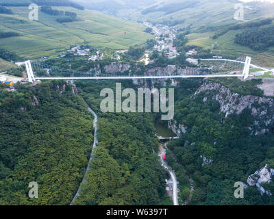 Vue aérienne d'une suspension à fond de verre pont enjambant la longueur de près de quatre terrains de football à travers un canyon en Benxi, ville du nord-est de la Chine. Banque D'Images