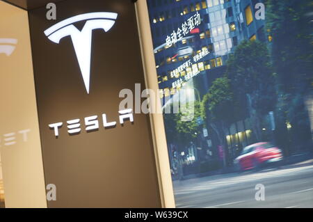 --FILE--Vue intérieure d'un magasin de concession Tesla à Shanghai, Chine, le 9 août 2018. Le groupe chinois de voiture électrique Tesla géant Inc. a b Banque D'Images