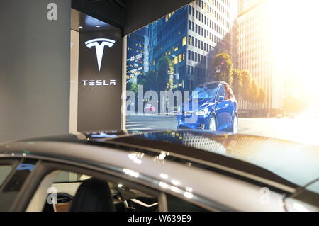 --FILE--Vue intérieure d'un magasin de concession Tesla à Shanghai, Chine, le 9 août 2018. Le groupe chinois de voiture électrique Tesla géant Inc. a b Banque D'Images