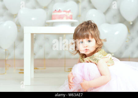 Baby Girl avec un gâteau pour son anniversaire Banque D'Images