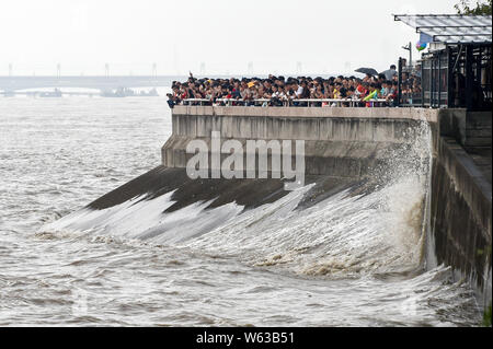 Les visiteurs et les résidents de vagues montre une ligne de mascaret du fleuve Qiantang jaillissant sur la rive du fleuve dans la ville de Hangzhou, Chine, Moyen-Orient Zhejian Banque D'Images