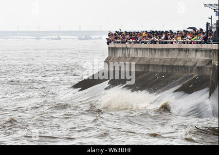 Les visiteurs et les résidents de vagues montre une ligne de mascaret du fleuve Qiantang jaillissant sur la rive du fleuve dans la ville de Hangzhou, Chine, Moyen-Orient Zhejian Banque D'Images