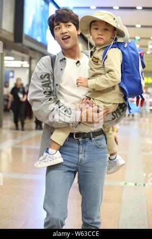 Chanteur et acteur sud-coréen Choi Min-ho, mieux connu sous le nom de Minho, du groupe sud-coréen garçon Shinee est photographié à la Beijing Capital International F.a.i. Banque D'Images