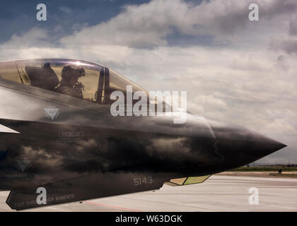 Un pilote de F-35 Lightning II à partir de la Hill Air Force Base, Utah, attend à rouler sur la piste 20 juin 2019, à Mountain Home Air Force Base, Texas. Cette double exposition photo a été réalisée à huis clos par la combinaison de deux perspectives, une photo de la F-35 et la photo du ciel, pour créer une image singulière. (U.S. Air Force photo par Airman First Class Andrew Kobialka) Banque D'Images