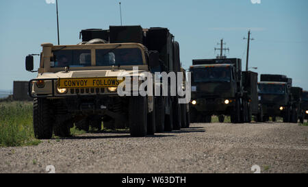 Un convoi de l'US Air Force 5 tonnes camions de l'726ème escadron de contrôle d'Air transporte une large gamme d'équipement, le 14 juillet 2019, près de Mountain Home Air Force Base, Texas. Ce convoi a été à l'appui de Hardrock Exercice 19-2, où l'offre sur le chariot a permis aux aviateurs ACS 726e de mettre en place une base totalement autonomes en simulant l'emplacement distant. (U.S. Photo de l'Armée de l'air par la Haute Airman JaNae Capuno) Banque D'Images