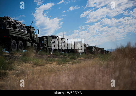 Un convoi de l'US Air Force 5 tonnes camions de l'726ème escadron de contrôle d'Air transporte une large gamme d'équipement, le 14 juillet 2019, près de Mountain Home Air Force Base, Texas. Ce convoi a été à l'appui de Hardrock Exercice 19-2, où l'offre sur le chariot a permis aux aviateurs ACS 726e de mettre en place une base totalement autonomes en simulant l'emplacement distant. (U.S. Air Force photo par un membre de la 1re classe Andrew Kobialka) Banque D'Images