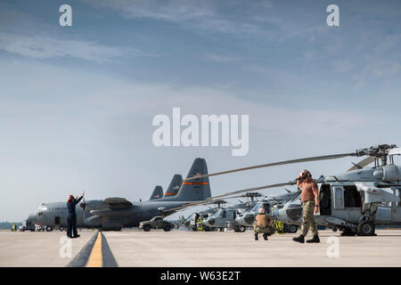 Mécanique des structures de l'aviation de la marine américaine avec l'Escadron d'hélicoptères de combat de la mer quatre (HSC-4) "Black Knights", San Diego, Californie, travaille sur l'hélicoptère MH-60 Seahawk à Alpena préparation au combat au Centre, Michigan, le 27 juillet 2019, au cours de Northern Strike 19. 19 Northern Strike est une Garde nationale parrainée par le Bureau de l'exercice réunissant les membres en service de plus de 20 États, plusieurs branches de services, et de sept pays de la coalition au cours des deux dernières semaines de juillet 2019 au Camp d'entraînement aux Manœuvres conjointes de l'ombre et le Centre d'Alpena préparation au combat au Centre, tous deux situés dans le nord Banque D'Images