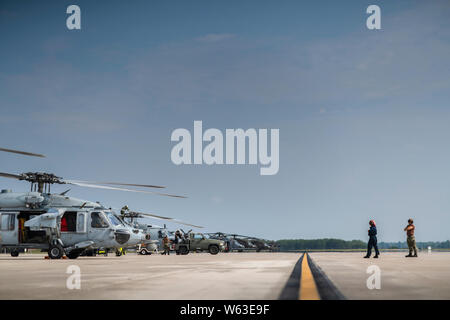 Mécanique des structures de l'aviation de la marine américaine avec l'Escadron d'hélicoptères de combat de la mer quatre (HSC-4) "Black Knights", San Diego, Californie, les travaux sur l'hélicoptère MH-60 Seahawk à Alpena préparation au combat au Centre, Mich, le 27 juillet 2019, au cours de Northern Strike 19. 19 Northern Strike est une Garde nationale parrainée par le Bureau de l'exercice réunissant les membres en service de plus de 20 États, plusieurs branches de services, et de sept pays de la coalition au cours des deux dernières semaines de juillet 2019 au Camp d'entraînement aux Manœuvres conjointes de l'ombre et le Centre d'Alpena préparation au combat au Centre, tous deux situés dans le nord de Michi Banque D'Images