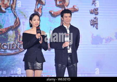 Chanteuse et actrice chinoise ou Chanson Chanson Victoria Qian, à gauche, et la chanteuse américaine et l'acteur Wang Leehom assister à une conférence de presse pour nouveau film Banque D'Images