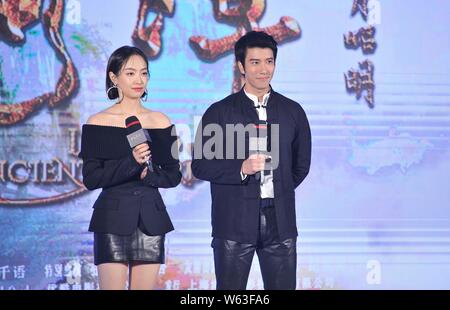 Chanteuse et actrice chinoise ou Chanson Chanson Victoria Qian, à gauche, et la chanteuse américaine et l'acteur Wang Leehom assister à une conférence de presse pour nouveau film Banque D'Images
