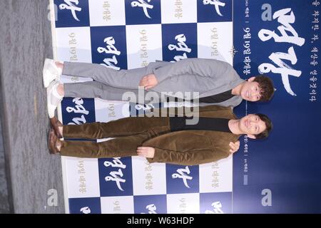 Acteurs sud-coréen Cho Seung-woo, droite, et ji Sung assister à une conférence de presse pour nouveau film 'Feng Shui' à Séoul, Corée du Sud, le 11 septembre 2018. Banque D'Images