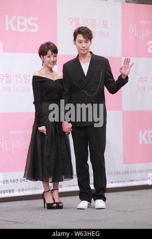 L'actrice sud-coréen Yoon Jin-yi, à gauche, et l'acteur Jung Eun-woo assister à une conférence de presse pour promouvoir la nouvelle série TV "mon seul' à Séoul, Corée du Sud, Banque D'Images