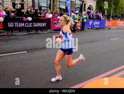 Virgin Money Marathon de Londres 2019 - long distance (26 +) la race qui a lieu chaque année depuis 1981 ayant été créé par Chris Brasher et John Disley immédiatement après Brasher a couru dans le Marathon de la ville de New York. Environ 33000 participants, principalement amateurs tournant pour la charité, sont précédés d'un champ d'athlètes d'élite (hommes et femmes), les coureurs en fauteuil roulant, et para-athlètes, y compris les malvoyants qui ont l'habitude de courir avec des coureurs "guide. Banque D'Images