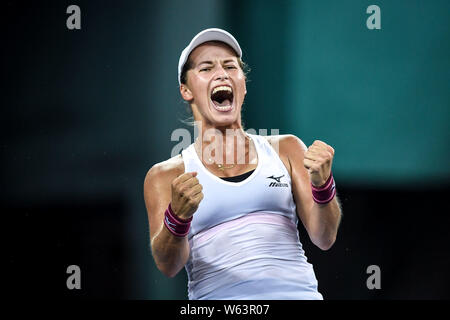 Yulia Putintseva du Kazakhstan réagit après la défaite de la Pera Bernarda USA dans leur match de demi-finale au cours de la WTA Guangzhou International Women's Banque D'Images