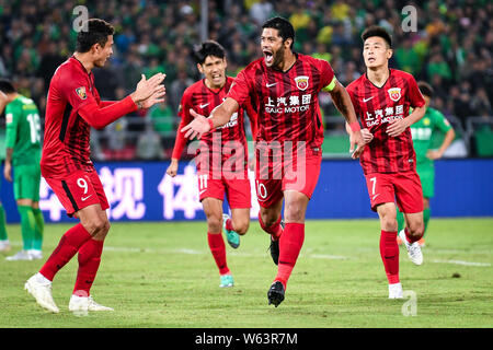 Joueur de football brésilien, Givanildo Vieira de Sousa, mieux connu sous le nom de Hulk, centre, de la Shanghai EPOP, célèbre joueur de football brésilien Elkeson avec Banque D'Images