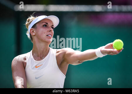 Sabine Lisicki sert de l'Allemagne contre la Russe Vera Zvonareva dans leur premier match au cours de la WTA Guangzhou International Women's Open 2018 Banque D'Images