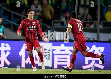 Joueur de football brésilien, Givanildo Vieira de Sousa, mieux connu sous le nom de Hulk, à droite, de la Shanghai EPOP, célèbre joueur de football brésilien Elkeson avec Banque D'Images