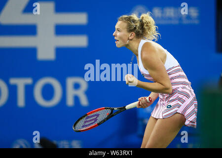 Katerina Siniakova de République tchèque représente pour célébrer après avoir marqué contre Caroline Garcia de la France dans leur deuxième tour au cours de la 2018 ne Banque D'Images