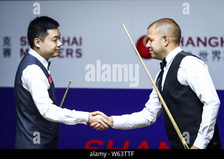 Ding Junhui de Chine, gauche, serre la main avec Barry Hawkins de l'Angleterre dans leur match de demi-finale au cours de la 2018 Masters de Shanghai en Tournoi de Billard Banque D'Images