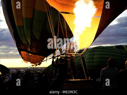 Tir à air chaud brûleurs jusqu'à un ballon en préparation pour le décollage. Banque D'Images