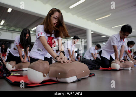 Manille, Philippines. 31 juillet, 2019. Les élèves utilisent la réanimation cardiorespiratoire (RCR) nuls comme ils apprennent la procédure d'urgence au cours de la campagne de masse de démonstration du CFCP à l'Université de l'Est de Manille, Philippines, le 31 juillet 2019. Autour de 4 000 élèves ont participé à la campagne du CFCP de masse manifestation organisée par la Croix-Rouge philippine qui vise à avoir un premier intervenant dans chaque foyer et le lieu de travail dans le pays. Credit : Rouelle Umali/Xinhua/Alamy Live News Banque D'Images