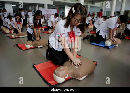 Manille, Philippines. 31 juillet, 2019. Les élèves utilisent la réanimation cardiorespiratoire (RCR) nuls comme ils apprennent la procédure d'urgence au cours de la campagne de masse de démonstration du CFCP à l'Université de l'Est de Manille, Philippines, le 31 juillet 2019. Autour de 4 000 élèves ont participé à la campagne du CFCP de masse manifestation organisée par la Croix-Rouge philippine qui vise à avoir un premier intervenant dans chaque foyer et le lieu de travail dans le pays. Credit : Rouelle Umali/Xinhua/Alamy Live News Banque D'Images