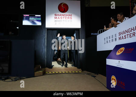 Ronnie O'Sullivan, de l'Angleterre arrive pour le deuxième tour contre Neil Robertson, de l'Australie au cours de la Shanghai Masters snooker tournamen 2018 Banque D'Images