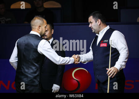 Barry Hawkins de l'Angleterre, gauche, serre la main de Stephen Maguire d'Écosse dans leur deuxième tour au cours de la 2018 Shanghai Masters snooker tou Banque D'Images