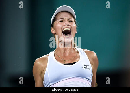 Yulia Putintseva du Kazakhstan réagit après la défaite de la Pera Bernarda USA dans leur match de demi-finale au cours de la WTA Guangzhou International Women's Banque D'Images