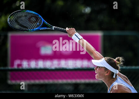 Sert la Russe Vera Zvonareva contre Sabine Lisicki de l'Allemagne dans leur premier match au cours de la WTA Guangzhou International Women's Open 2018 Banque D'Images