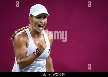 Yulia Putintseva du Kazakhstan réagit après la défaite de la Pera Bernarda USA dans leur match de demi-finale au cours de la WTA Guangzhou International Women's Banque D'Images