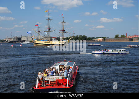 Les gens qui suivent le navire historique ancrée dans Poltava Neva pendant les préparatifs du défilé de la marine russe à Saint-Pétersbourg, Russie Banque D'Images