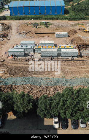 Vue aérienne de la pollution de l'eau rejetée par une station d'épuration des eaux usées pour former un immense étang près de l'habitation à Wuhan, centra Banque D'Images