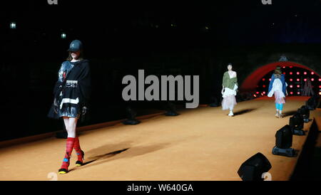 Modèles affichent de nouvelles collections de designer indépendant à l'voir maintenant, achetez' fashion show pendant le Festival sur la bouilloire Taobao pont cassé Banque D'Images