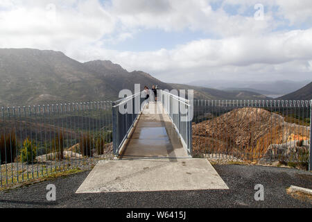 Queenstown, la Tasmanie : 03 avril, 2019 : coup de fer a été le site de la première entreprise minière majeure au Mont Lyell. Point d'observation pont en porte-à-faux. Banque D'Images