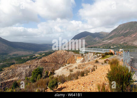 Queenstown, la Tasmanie : 03 avril, 2019 : coup de fer a été le site de la première entreprise minière majeure au Mont Lyell. Point d'observation pont en porte-à-faux. Banque D'Images