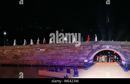 Modèles affichent de nouvelles collections de designer indépendant à l'voir maintenant, achetez' fashion show pendant le Festival sur la bouilloire Taobao pont cassé Banque D'Images