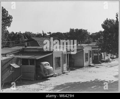 Contra Costa, en Californie. Photo présente le meilleur type quarts disponibles en auto dans laquelle camp Davis . . . ; Portée et contenu : la légende complète se lit comme suit : Contra Costa, en Californie. Photo présente le meilleur type quarts disponibles en auto en camp Davis dont environ 60 familles vivent. Le loyer est de $15 par mois. Pas d'eau courante, pas de plomberie. Le combustible pour la cuisine coûte environ 5 $ par mois. Il dit qu'il va augmenter le loyer le 1er juin. Banque D'Images