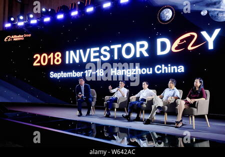 Jack Ma ou Ma Yun, deuxième à gauche, président du Groupe d''Alibaba, et Daniel Zhang Yong, centre, PDG de Groupe d''Alibaba, assister à la Journée des investisseurs 2018 Alibaba je Banque D'Images