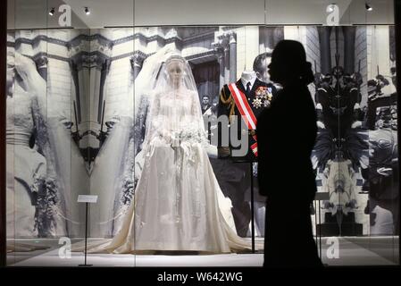 La robe de mariage de l'actrice américaine Grace Kelly, qui est devenue la princesse de Monaco après avoir épousé le Prince Rainier III, est sur l'affichage pendant l'exhibitio Banque D'Images