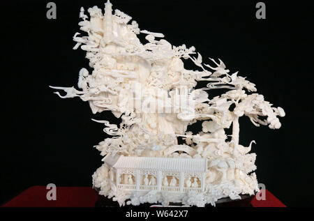 Une sculpture miniature taillé dans l'os de bovins par artisan chinois Zhao Xidong s'affiche dans le comté de Yangxin Binzhou, ville, est de la Chine Shandong du pr Banque D'Images