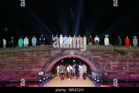 Modèles affichent de nouvelles collections de designer indépendant à l'voir maintenant, achetez' fashion show pendant le Festival sur la bouilloire Taobao pont cassé Banque D'Images