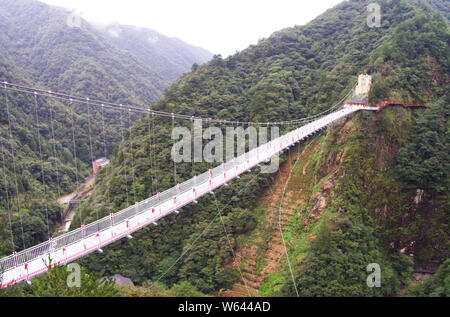 Vue aérienne du 60 étages de haut pont suspendu à fond de verre à l'Taihuyuan dans la zone panoramique de Lin'an district, Hangzhou, ville de la Chine est Zhejia Banque D'Images