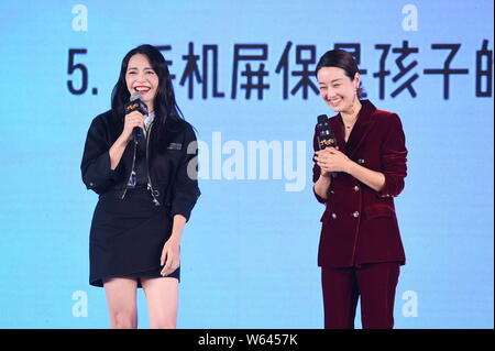 Actrices chinois Yao Chen, à gauche, et Ma Yili assister à une conférence de presse pour la première du film 'perdu, trouvé" à Beijing, Chine, 17 septembre 20 Banque D'Images